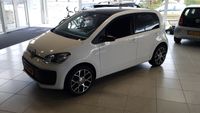 VW up voorzien van zwarte spiegels dak en bumperdeel.